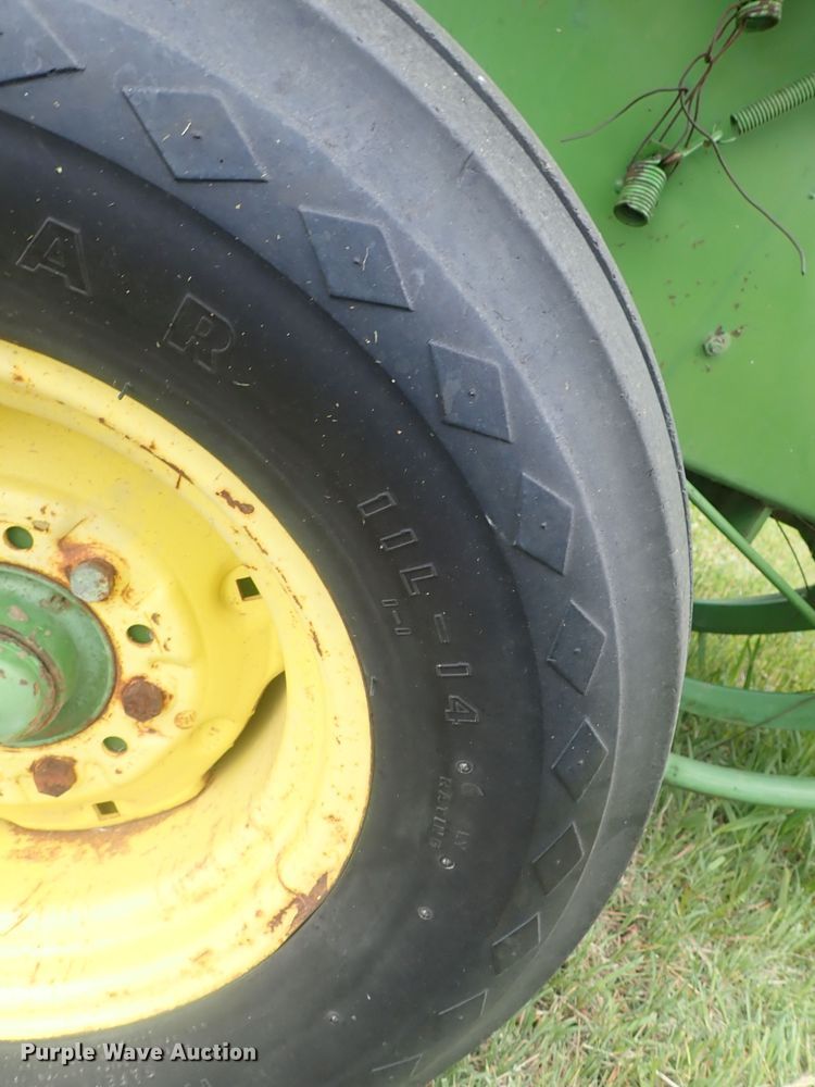 image for item DG3159 John Deere 346 small square baler