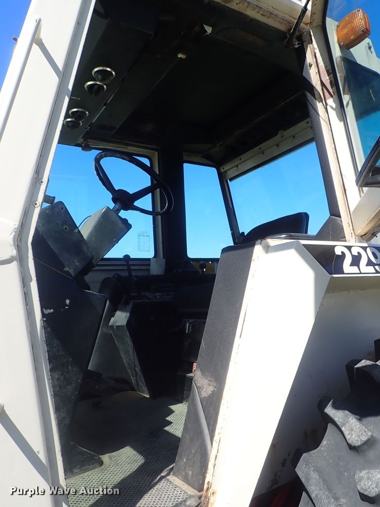 image for item DG3171 1981 Case 2290 tractor