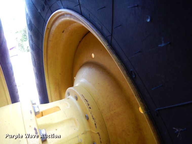 image for item DH2466 2015 John Deere 9520R 4WD tractor