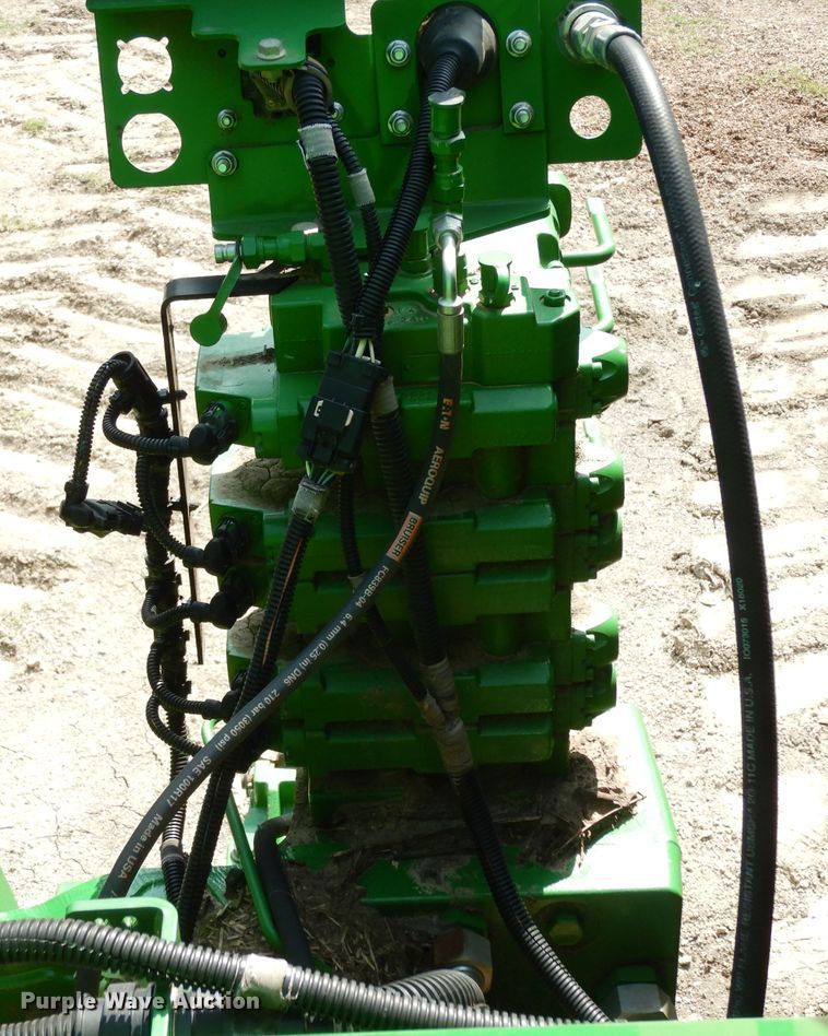 image for item DH2466 2015 John Deere 9520R 4WD tractor