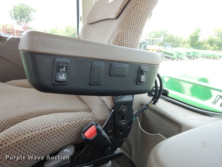 image for item DH2467 2015 John Deere 9520R 4WD tractor