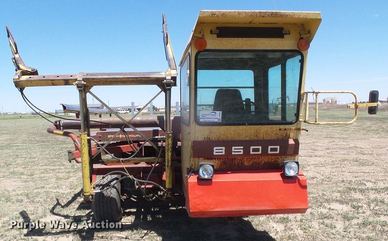 image for item DH4916 New Holland 8500 round bale handler