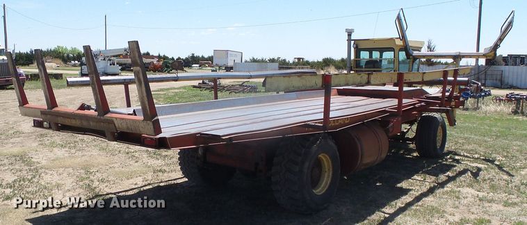 image for item DH4916 New Holland 8500 round bale handler