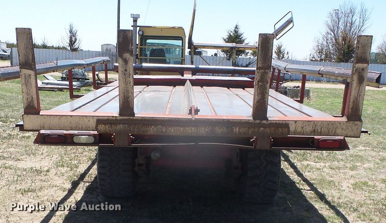 image for item DH4916 New Holland 8500 round bale handler