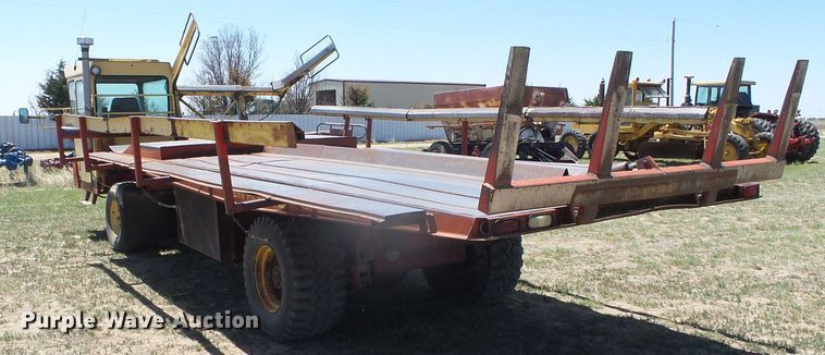 image for item DH4916 New Holland 8500 round bale handler