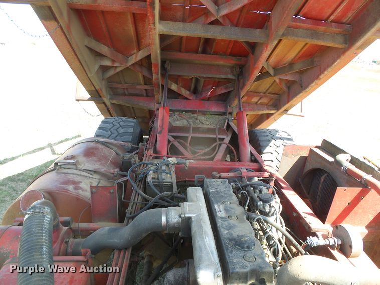 image for item DH4916 New Holland 8500 round bale handler