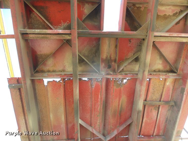 image for item DH4916 New Holland 8500 round bale handler