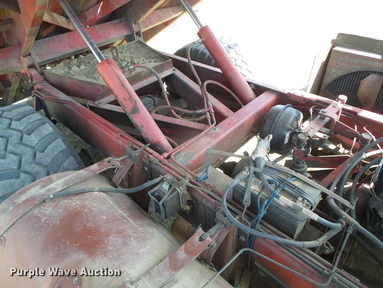 image for item DH4916 New Holland 8500 round bale handler