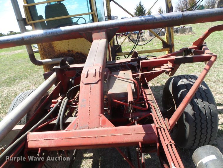 image for item DH4916 New Holland 8500 round bale handler