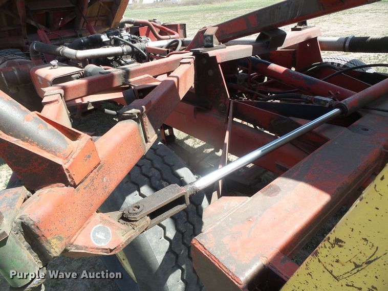 image for item DH4916 New Holland 8500 round bale handler