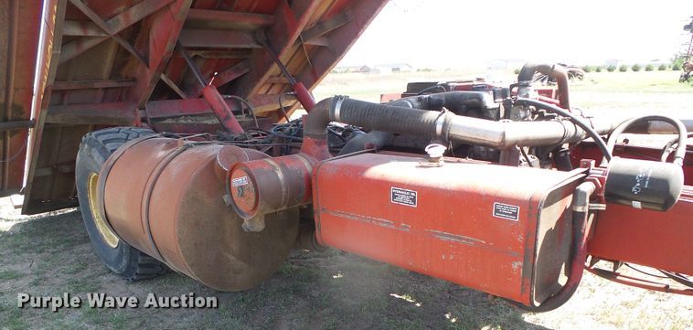 image for item DH4916 New Holland 8500 round bale handler