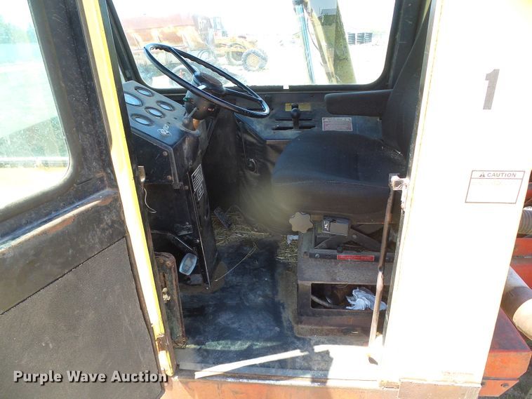 image for item DH4916 New Holland 8500 round bale handler