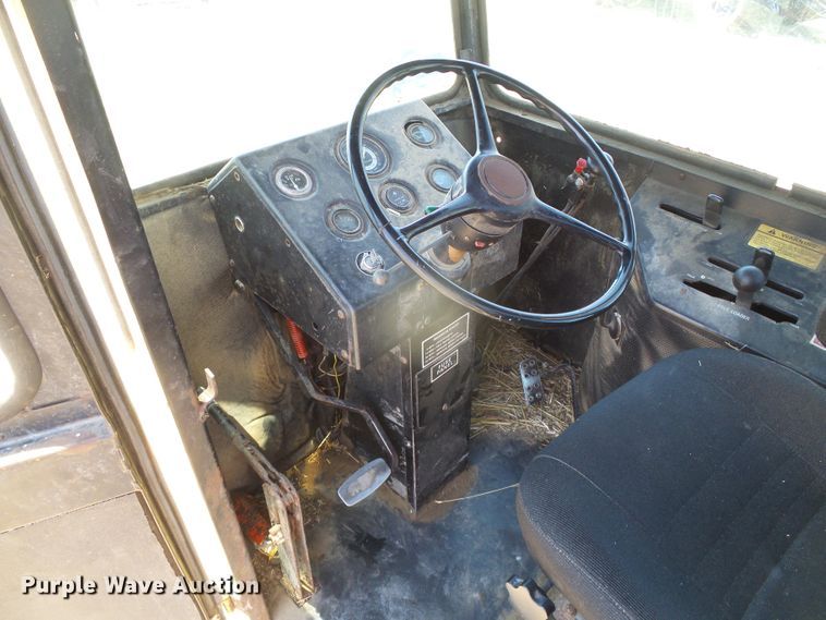 image for item DH4916 New Holland 8500 round bale handler