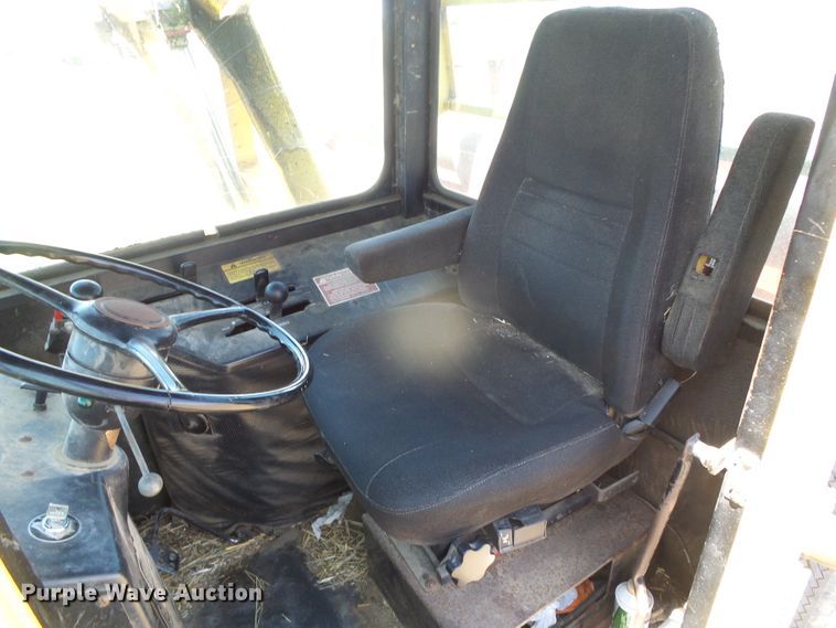 image for item DH4916 New Holland 8500 round bale handler