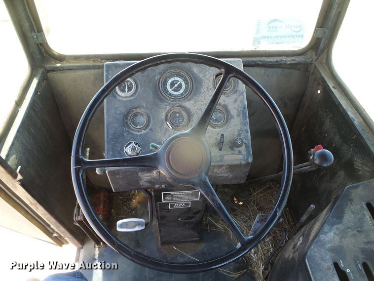 image for item DH4916 New Holland 8500 round bale handler