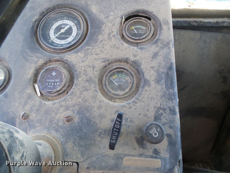 image for item DH4916 New Holland 8500 round bale handler