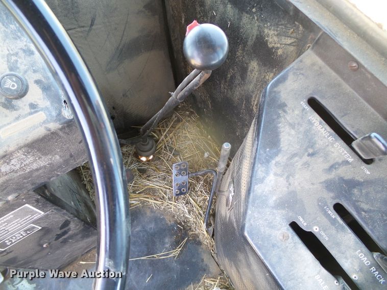 image for item DH4916 New Holland 8500 round bale handler