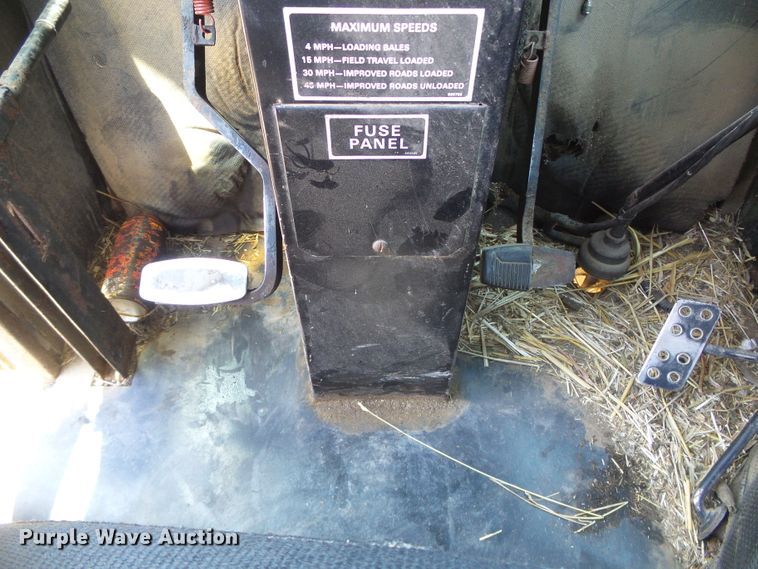 image for item DH4916 New Holland 8500 round bale handler