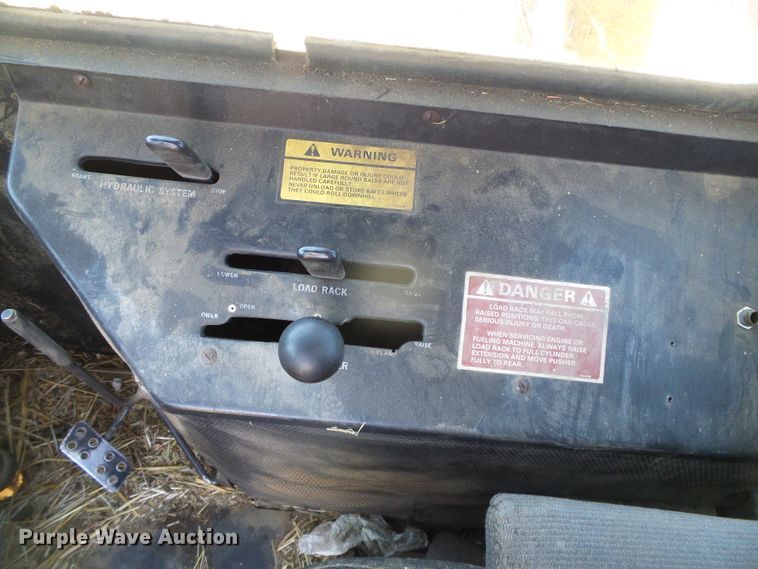 image for item DH4916 New Holland 8500 round bale handler