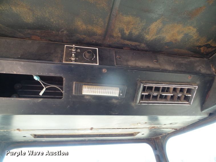 image for item DH4916 New Holland 8500 round bale handler