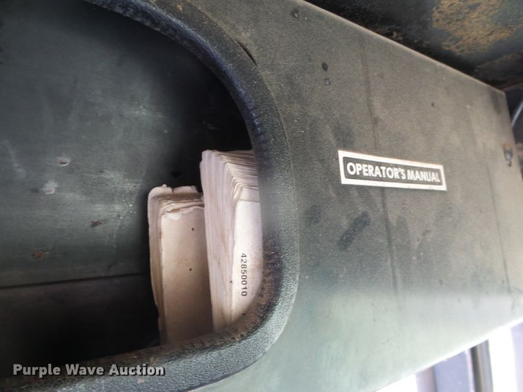 image for item DH4916 New Holland 8500 round bale handler