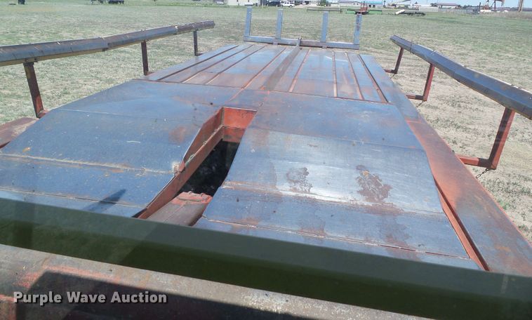 image for item DH4916 New Holland 8500 round bale handler