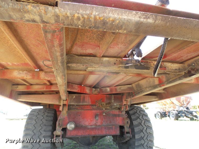 image for item DH4916 New Holland 8500 round bale handler