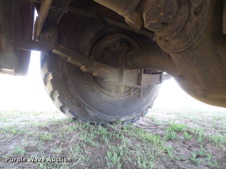 image for item DH4916 New Holland 8500 round bale handler