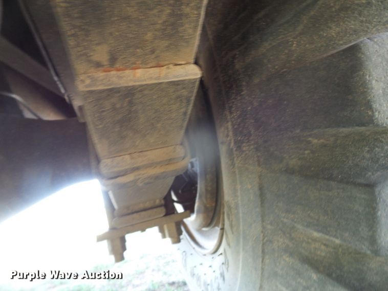 image for item DH4916 New Holland 8500 round bale handler