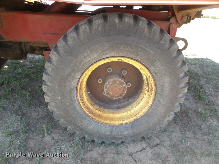 image for item DH4916 New Holland 8500 round bale handler