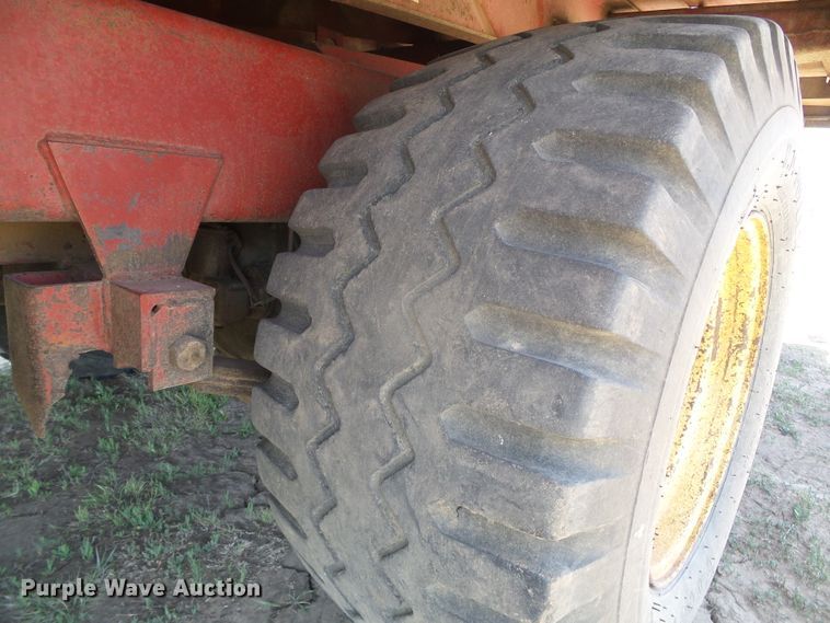 image for item DH4916 New Holland 8500 round bale handler