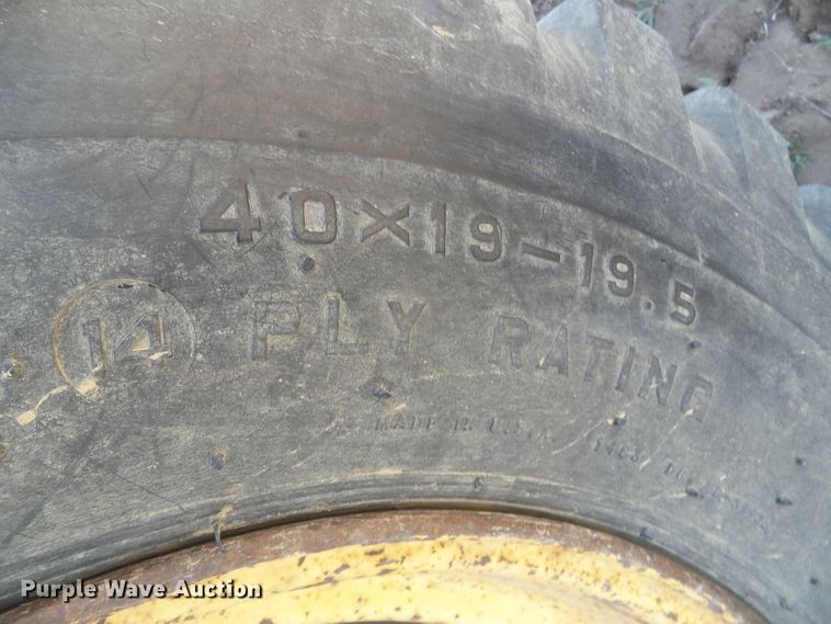 image for item DH4916 New Holland 8500 round bale handler