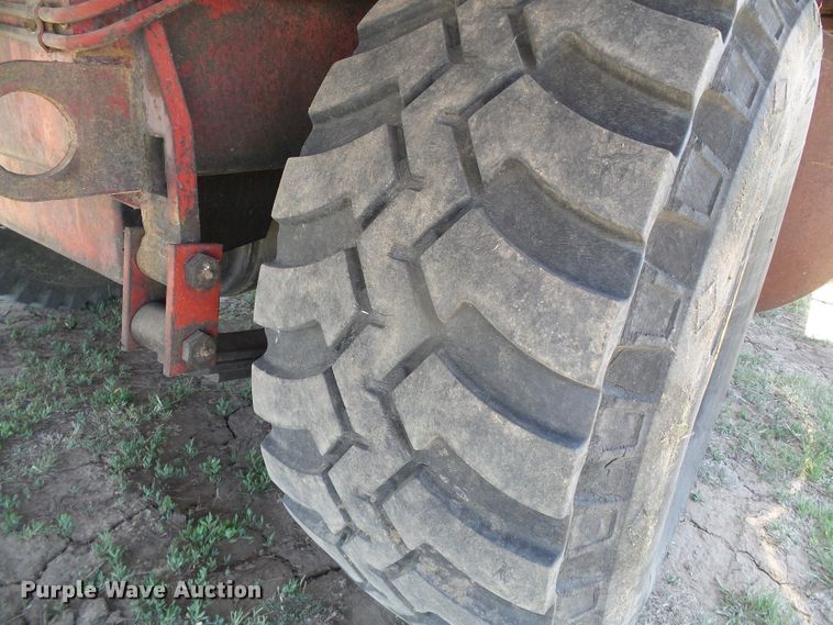 image for item DH4916 New Holland 8500 round bale handler