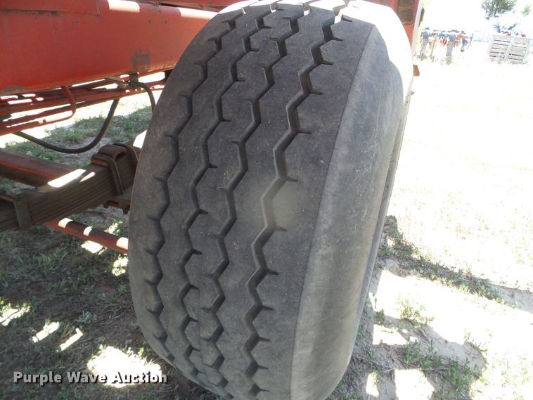 image for item DH4916 New Holland 8500 round bale handler