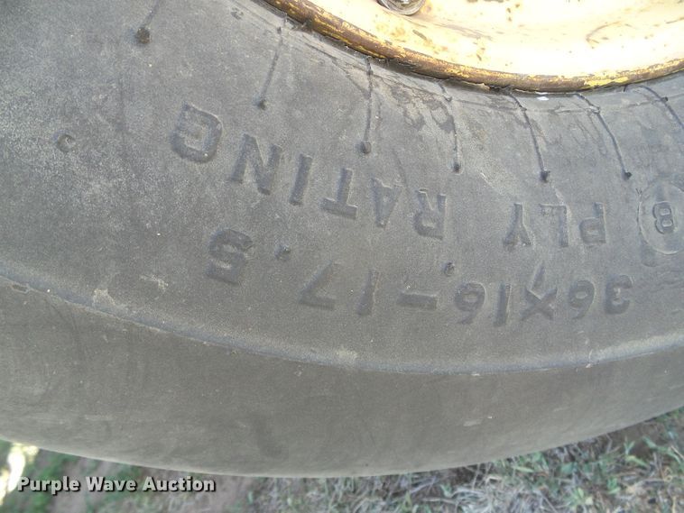 image for item DH4916 New Holland 8500 round bale handler