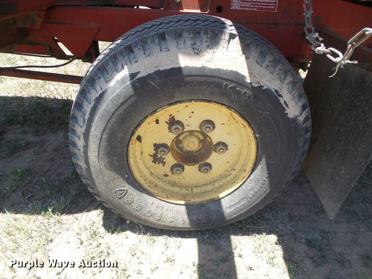 image for item DH4916 New Holland 8500 round bale handler