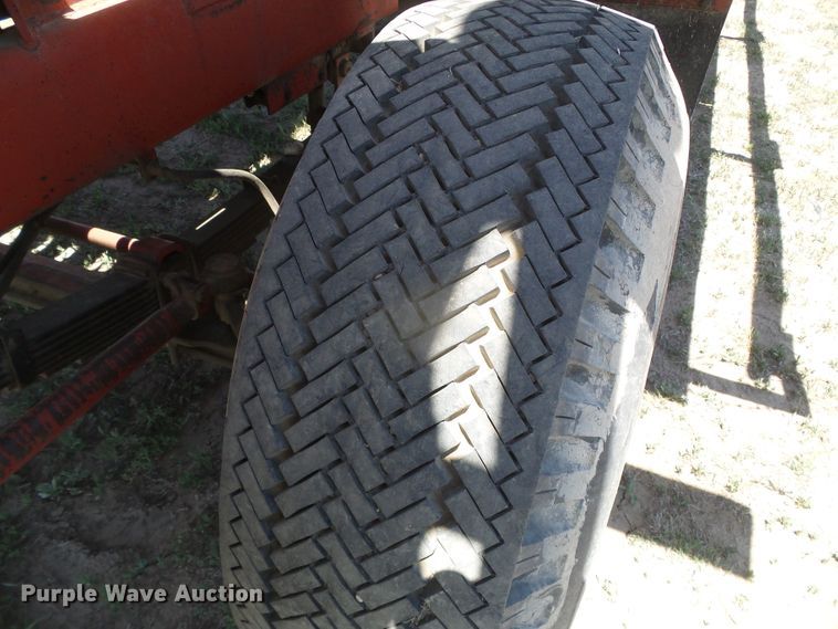 image for item DH4916 New Holland 8500 round bale handler