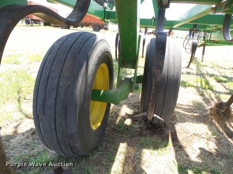 image for item DH4929 John Deere 980 field cultivator