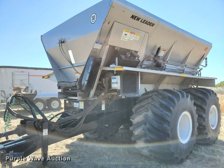 image for item DJ3123 2009 New Leader NL450C compost spreader