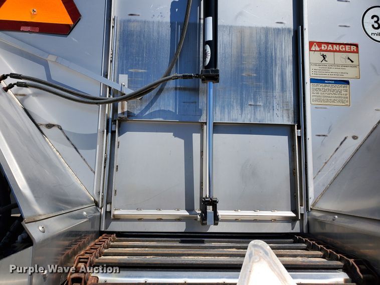 image for item DJ3123 2009 New Leader NL450C compost spreader