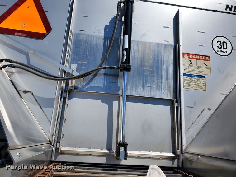 image for item DJ3123 2009 New Leader NL450C compost spreader