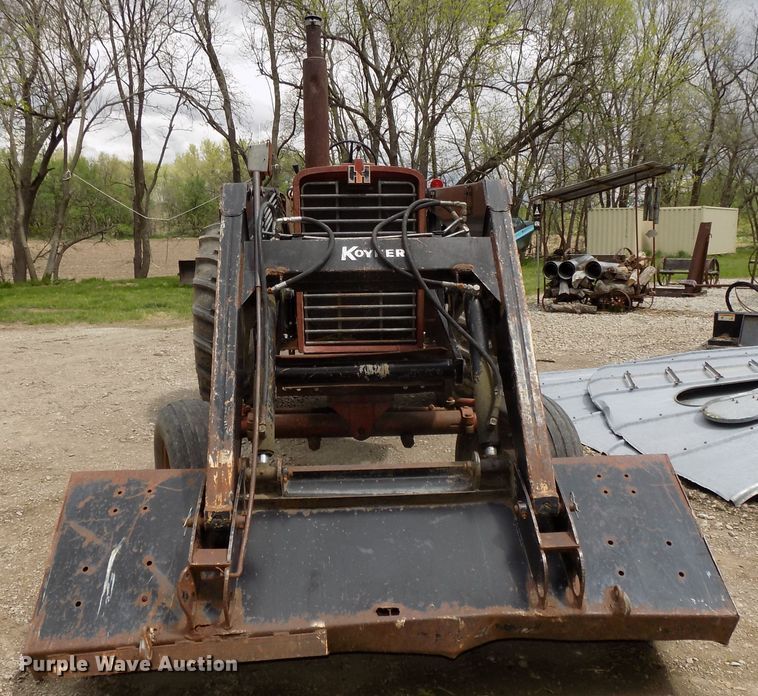 image for item DO9360 1970 Farmall 856 tractor