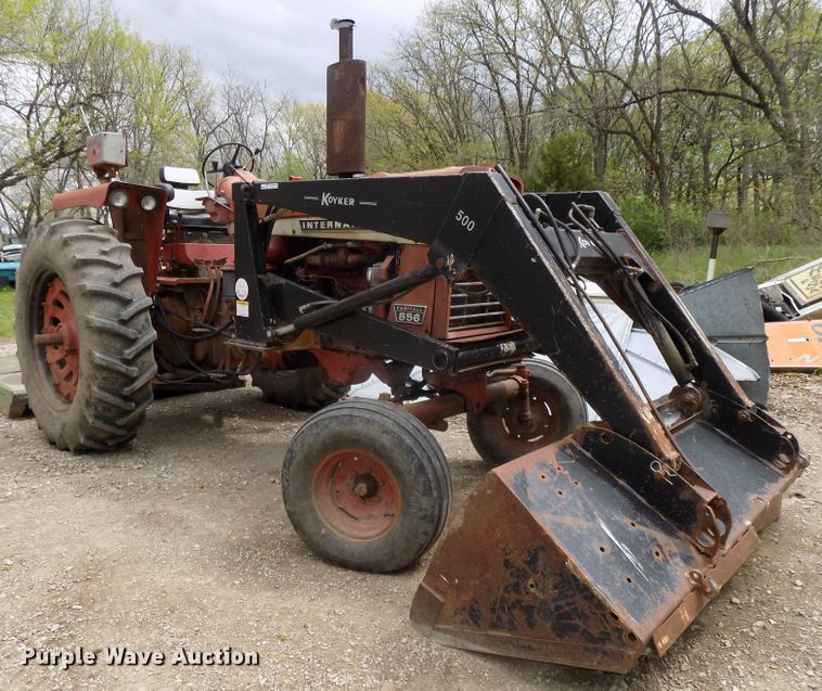 image for item DO9360 1970 Farmall 856 tractor