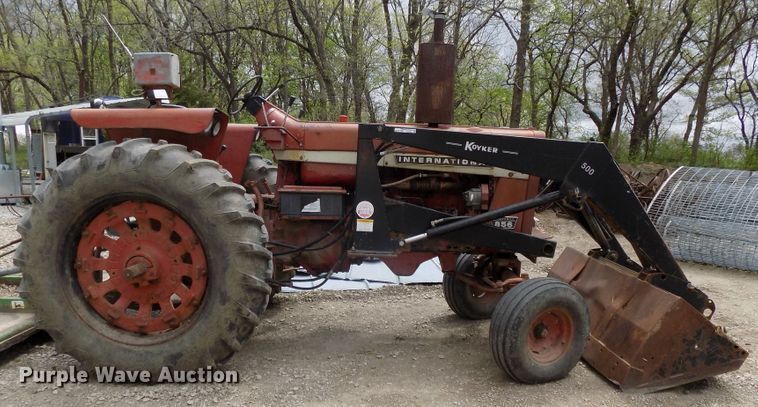 image for item DO9360 1970 Farmall 856 tractor