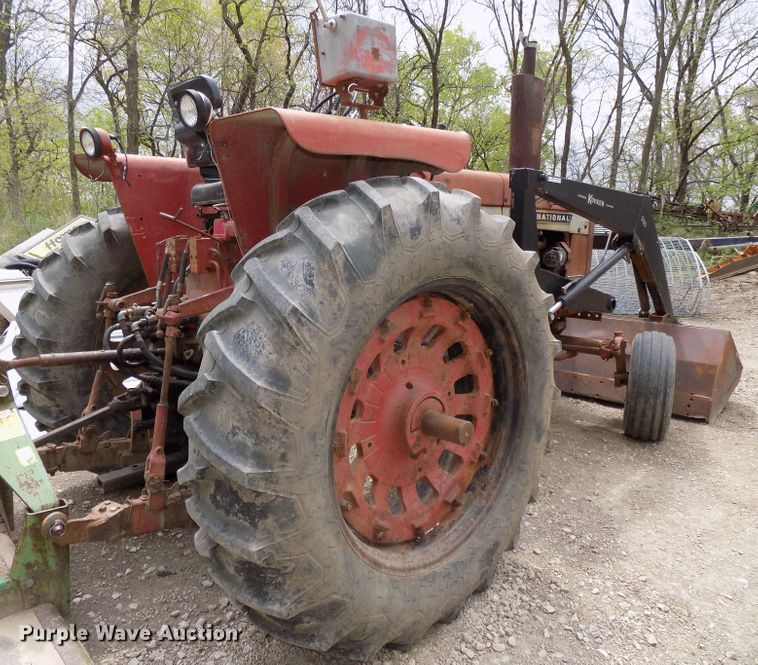 image for item DO9360 1970 Farmall 856 tractor