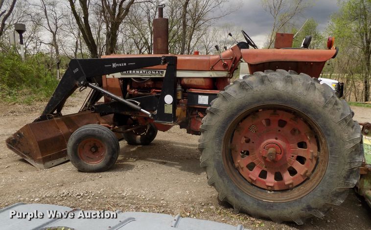 image for item DO9360 1970 Farmall 856 tractor