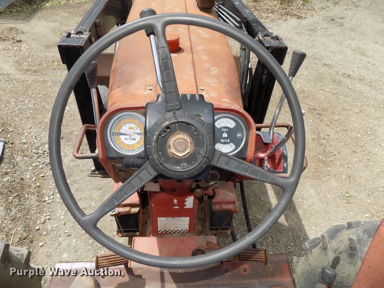 image for item DO9360 1970 Farmall 856 tractor