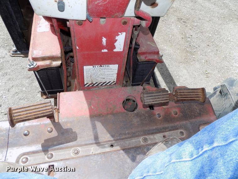 image for item DO9360 1970 Farmall 856 tractor