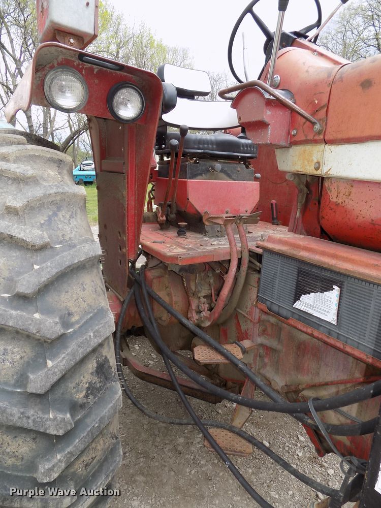 image for item DO9360 1970 Farmall 856 tractor