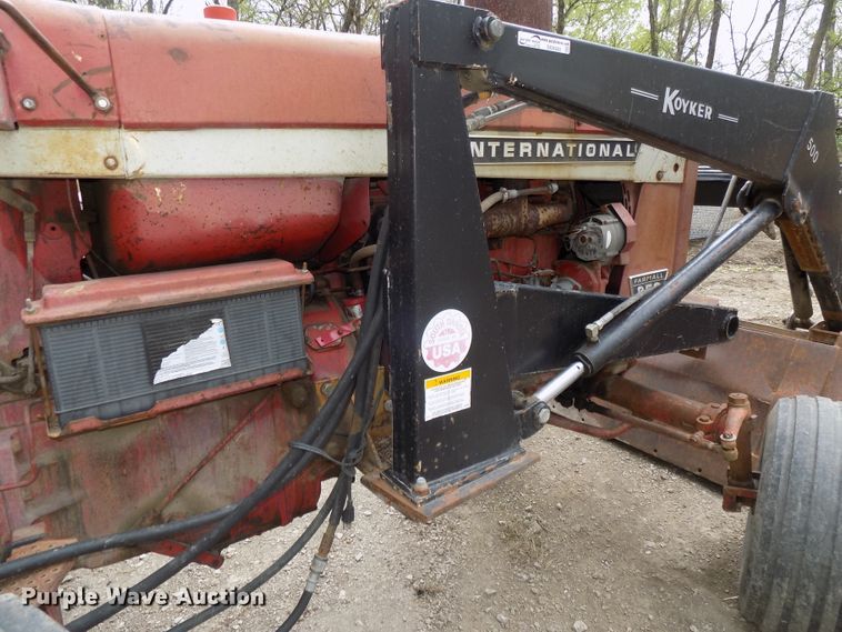 image for item DO9360 1970 Farmall 856 tractor